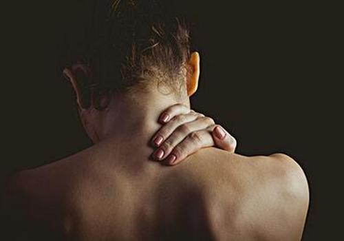 肩周炎的症状有哪些 肩周炎的症状有哪些,滑膜炎怎么治疗