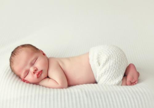 宝宝睡觉后脑勺出汗是什么原因（宝宝睡觉后脑勺总是出汗是什么原因）