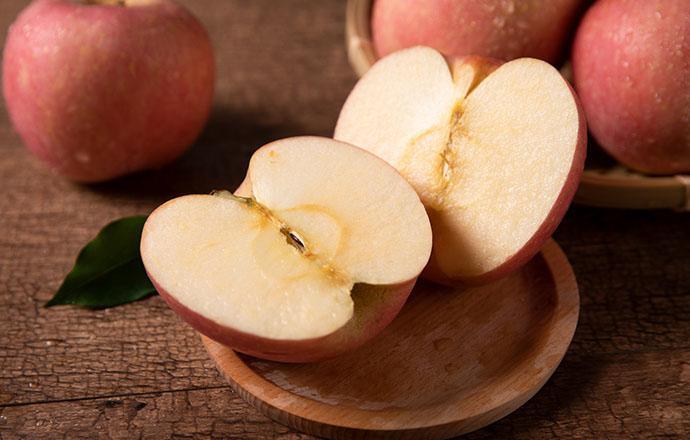 苹果削皮吃还有营养吗 苹果削皮怎么不会变色