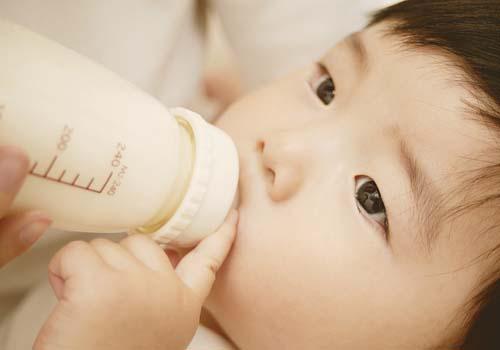 宝宝得了荨麻疹能喝奶粉吗 宝宝出荨麻疹可以喝奶粉吗