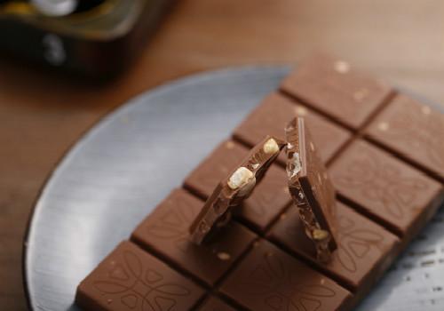 巧克力为什么会用锡纸包 巧克力发霉了还能吃吗