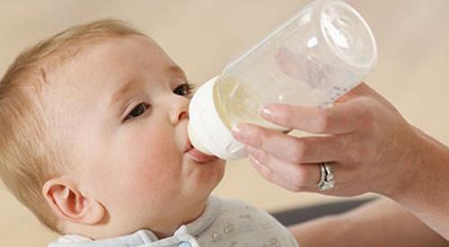 宝宝吐奶后还能再喂吗 婴儿吐奶后还能继续喂奶吗