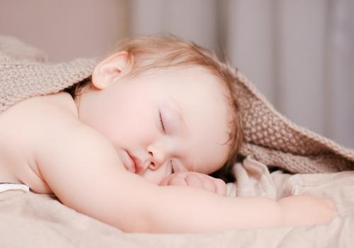 宝宝睡觉打鼾是什么原因（宝宝睡觉老打鼾是什么原因）