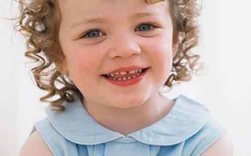 小孩牙齿发黑是什么原因（3岁小孩牙齿发黑是什么原因）