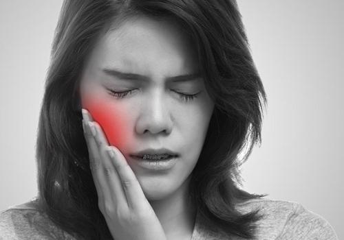 牙龈肿痛脸都肿了是怎么回事 牙龈肿疼脸都肿了怎么回事