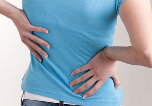女人腰疼是什么原因引起的（年轻女人腰疼是什么原因引起的）