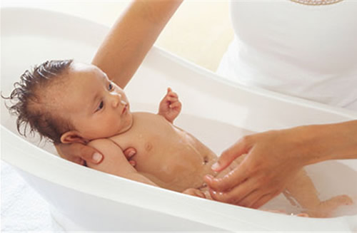 婴儿洗澡水温多少合适（夏天新生婴儿洗澡水温多少合适）