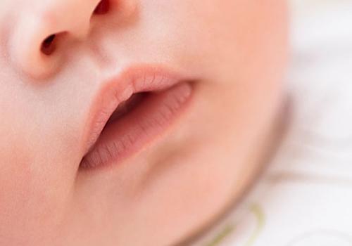 冬天宝宝嘴唇干裂脱皮是什么原因 冬天宝宝嘴唇干裂脱皮是什么原因呢