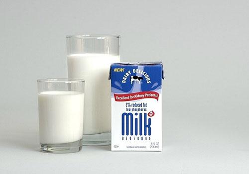 喝过期牛奶中毒症状（喝过期牛奶中毒症状需要去医院吗）