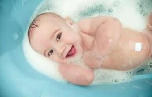 新生儿脐带脱落后可以洗澡吗（新生儿肚脐带脱落后可以洗澡吗）