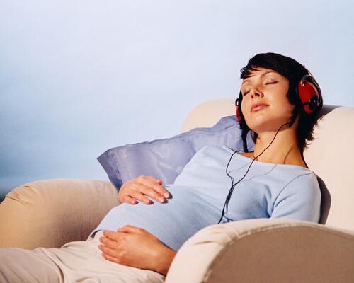 戴耳机听歌肚子里的宝宝能听到吗 耳机放在肚子上宝宝能听见音乐吗?