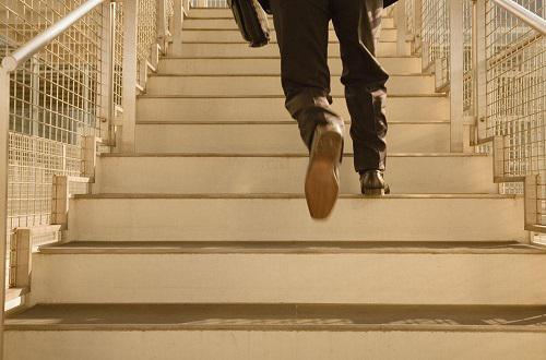 爬楼梯减肥的正确方法（爬楼梯减肥的正确方法上楼梯还是下楼梯）