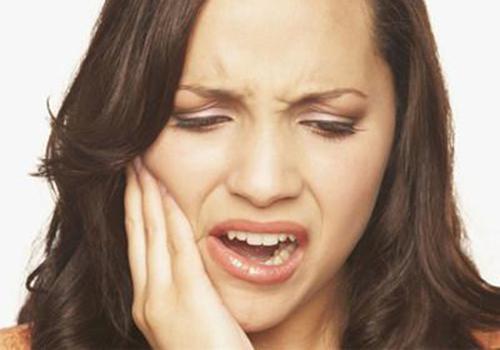 口腔溃疡是什么原因（口腔溃疡是什么原因引起的,怎么治疗）