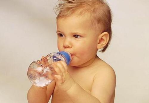 宝宝每天喝多少水合适 6个月宝宝每天喝多少水合适