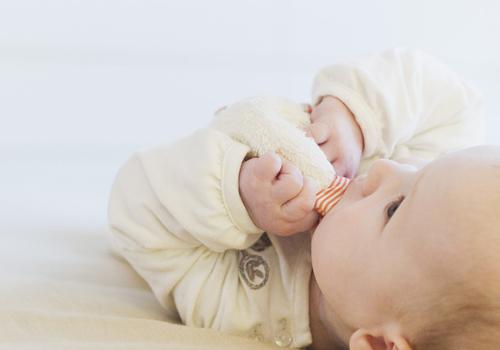宝宝出生4天黄疸正常值是多少（婴儿出生第四天黄疸值多少正常）