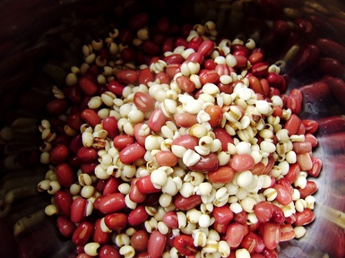红豆薏米的功效与作用（红豆薏米的功效与作用及食用方法）
