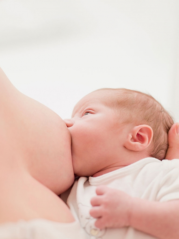 哺乳期喂奶的正确姿势 哺乳期喂养正确姿势