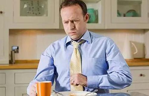 吃完饭后胃痛是怎么回事 吃了饭后胃痛怎么回事