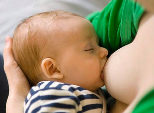母乳喂养与决肠道菌群异常的办法 母乳与新生儿肠道菌群