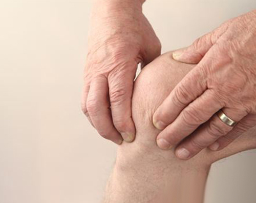 膝盖疼是怎么回事 膝盖疼是怎么回事是缺钙吗