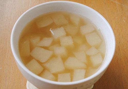 大蒜冰糖水和冰糖雪梨哪个好 雪梨和大蒜冰糖可以煮水喝吗