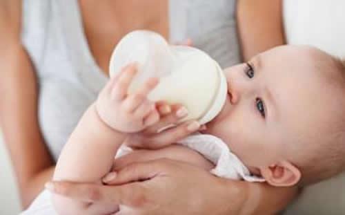 新生儿喂奶粉量及次数 新生儿吃奶粉量和次数