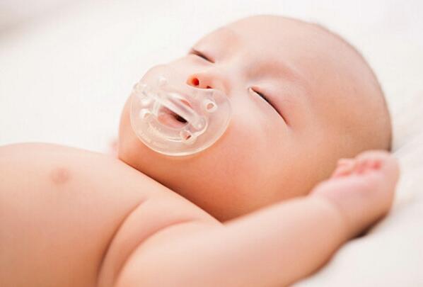宝宝多大可以用安抚奶嘴 宝宝多大可以用安抚奶嘴哄睡觉了