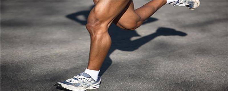 每天跑5公里伤膝盖吗（每天慢跑五公里伤膝盖吗）