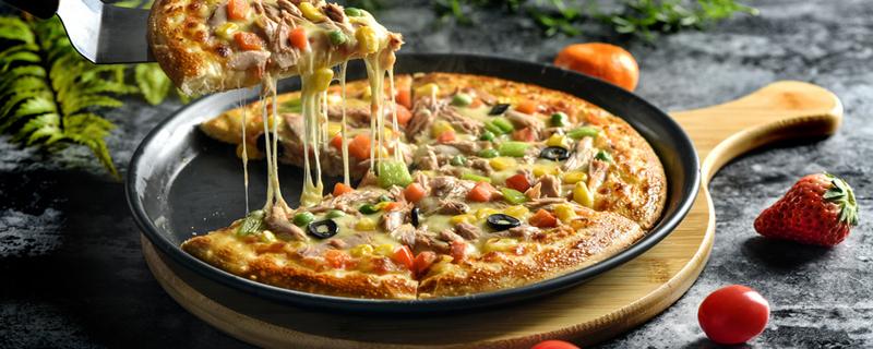 四块披萨的热量 是披萨热量大还是炸鸡