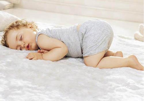 宝宝睡觉姿势怎样最好 宝宝睡觉什么姿势最好
