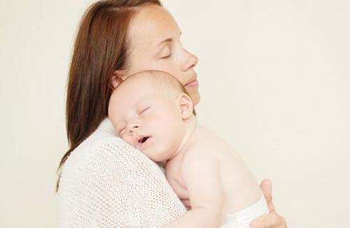 长时间抱宝宝的危害 小宝宝长期抱着的危害