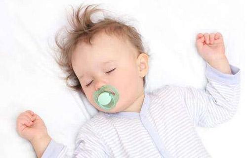 宝宝睡觉双手举过头顶 宝宝睡觉双手举过头顶为什么