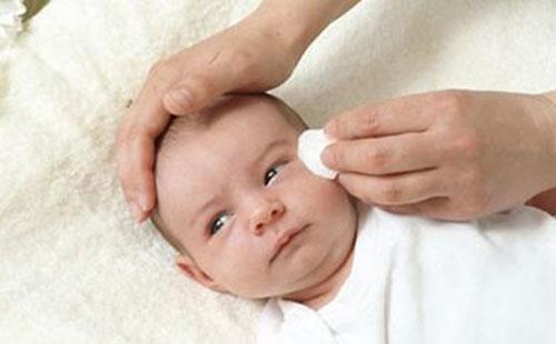 宝宝揉眼睛是什么原因 宝宝揉眼睛的7种原因