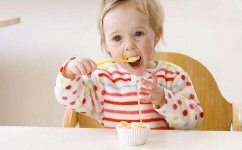 如何培养宝宝自己吃饭（如何培养宝宝自己吃饭的能力）