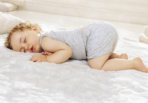 宝宝睡觉有小动作 宝宝睡觉有小动作什么原因