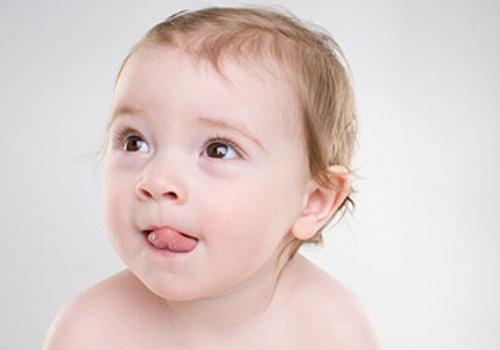 宝宝老吐舌头是怎么回事 一个月宝宝老吐舌头是怎么回事