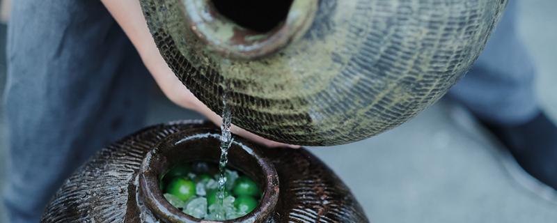 枇杷泡酒的功效与作用（枇杷泡酒的功效与作用枇杷酒能保存多长时间）