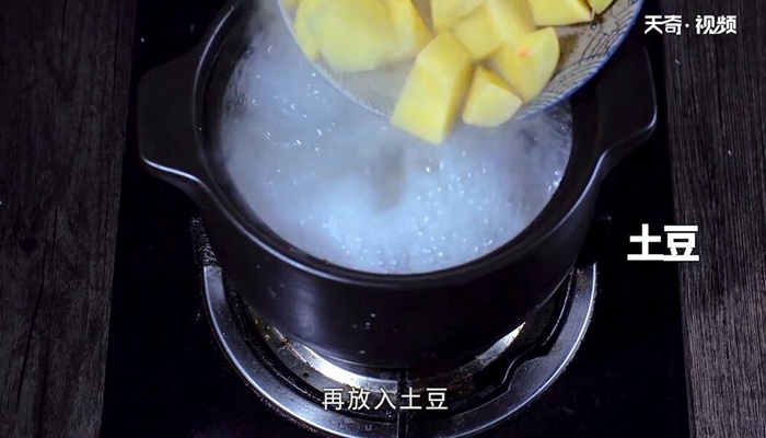 土豆木耳排骨汤的做法 土豆木耳排骨汤怎么做