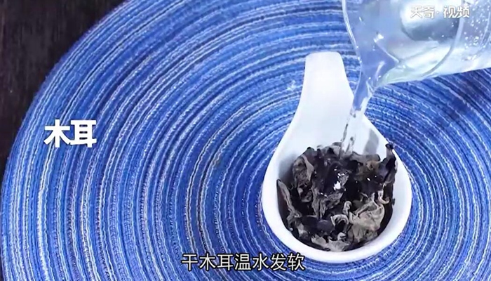 豌豆木耳炒鱼块的做法 豌豆木耳炒鱼块怎么做