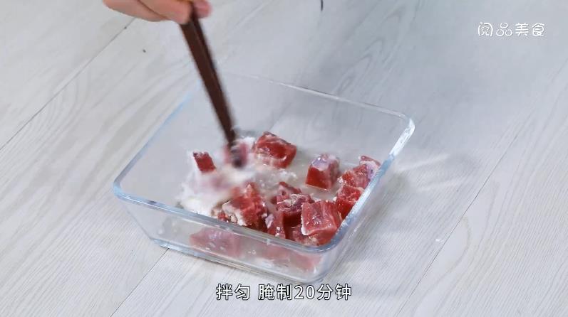 彩椒菱角牛肉粒的做法，彩椒菱角牛肉粒怎么做