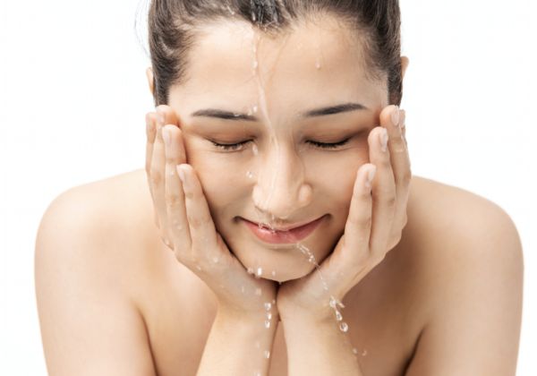 敏感肌适合用卸妆水还是乳 敏感肌怎么卸妆