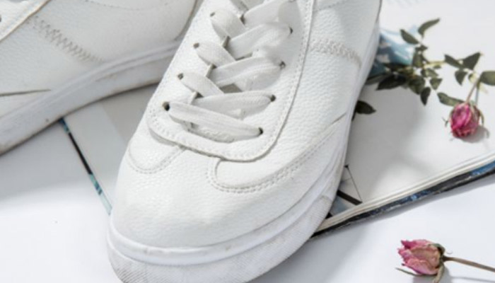 皮质小白鞋脏了如何清理干净 皮质小白鞋脏了的清理方法