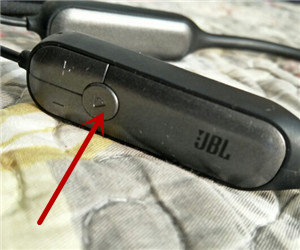 JBL V150NC耳机怎么控制音乐播放