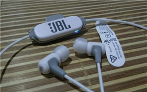 JBL E25BT耳机怎么连接到手机上