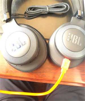 JBL E65BTNC耳机怎么充电