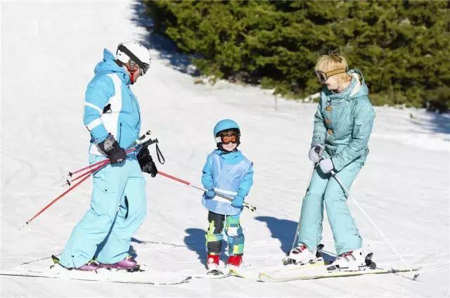 女生去滑雪穿什么衣服 女生滑雪穿什么衣服合适