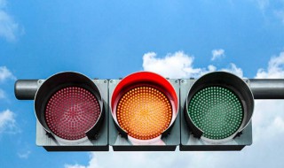 为什么交通路口停车的信号灯是红色的 为啥交通路口停车的信号灯是红色的