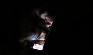 夜里玩手机技巧 怎么在夜里玩手机不伤眼睛