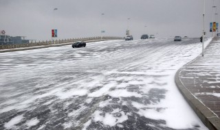 路面结冰怎么开车 避开这个地方