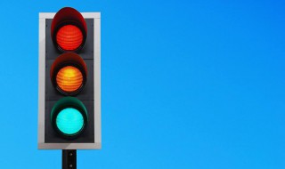 丁字路口红灯能直行吗右边无道路 是否能直行要看具体的红绿灯